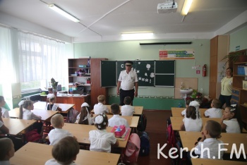 В Керчи сотрудники ГИБДД провели школьникам урок безопасности