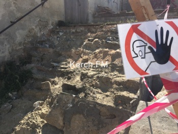 Новости » Общество: В Керчи начали разбирать Константиновскую лестницу