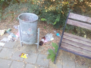 Ты репортер: Керчане пожаловались на мусор в сквере в районе домов по Кирова