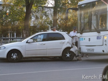Новости » Криминал и ЧП: В Керчи напротив политеха рейсовый автобус попал в ДТП