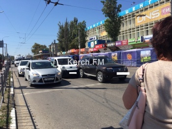 Новости » Криминал и ЧП: Вчера на Еременко столкнулись «Peugeot» и «Renault»