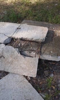 В Молодёжном парке больше года не могут убрать старую плитку с торчащей арматурой