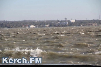 В Керчи продолжаются поиски унесённого в море подростка