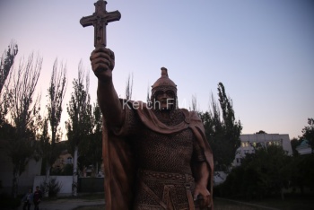 Новости » Общество: На набережной в Керчи появился богатырь с крестом
