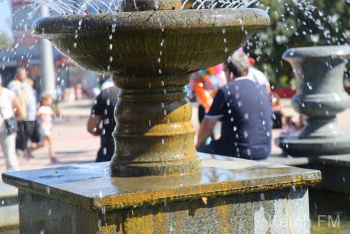 Новости » Общество: Керчане просят почистить фонтан в сквере Мира