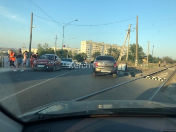 Новости » Общество: День второй: в огромной пробке в Керчи произошла авария