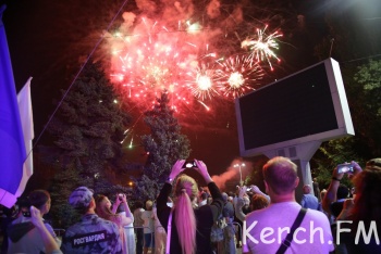 Новости » Общество: Празднование Дня города Керчи завершилось фейерверком (видео)