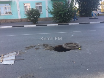 Новости » Общество: Внимание! На Самойленко в Керчи находится открытый люк