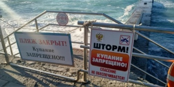 Новости » Общество: В Черном море спасли мужчину