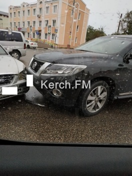 Новости » Криминал и ЧП: В Керчи столкнулись «Hyundai» и «Nissan»