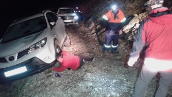 Новости » Общество: Шесть взрослых и двое детей в машине зависли над пропастью в Крыму