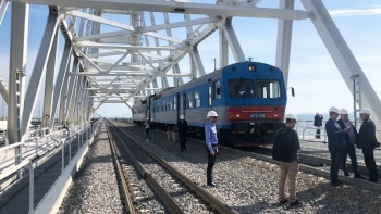 Тепловоз проехал в тестовом режиме по железнодорожной части Крымского моста