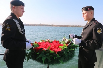 В Героевке возложили на воду венок в память о  подвиге десантников