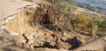 Рушится лестница и ползет дорога – в Керчи продолжает размывать пляж в Аршинцево