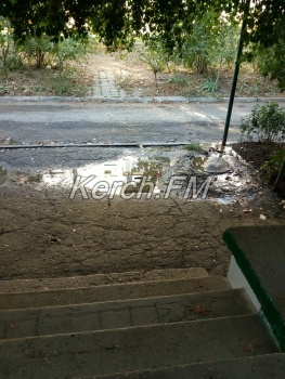 Новости » Общество: Керчане несколько дней задыхаются из-за канализации под домом