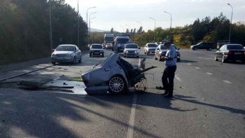 «Мерседес» разорвало на две части в аварии в Крыму