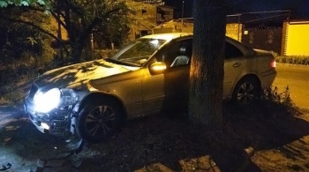 Неизвестный угнал и разбил служебный «Mercedes» и.о. министра ЖКХ Крыма