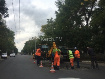 Новости » Общество: Вокзальное шоссе в Керчи подготавливают к ямочному ремонту