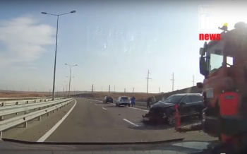 На автоподходах к Крымскому мосту столкнулись иномарка и «ГАЗель»