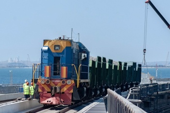 Начало движения грузовых поездов по Крымскому мосту перенесли