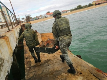 Керченские спасатели достали авиабомбы с затонувшего теплохода «Жан Жорес»