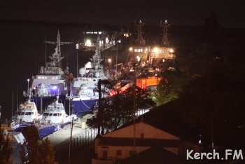 В месте стоянки украинских военных кораблей в Керчи наблюдается движение