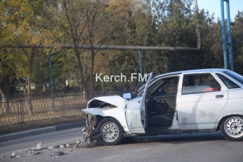 Новости » Общество: На Камыш-Бурунском шоссе столкнулись «Volvo» и «ВАЗ»