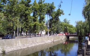 Речку Мелек-Чесме в Керчи не могут почистить потому, что она в федеральной собственности