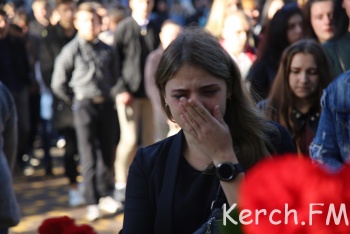 Новости » Общество: Со слезами на глазах: в керченском политехе почтили память погибших (видео)