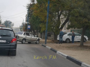 В Керчи на детской больнице по Чкалова произошло ДТП