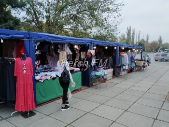 Новости » Общество: Площадь у Дворца культуры превратили в базар,- керчане
