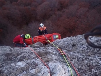 Врачи прооперировали упавшую с 40-метровой скалы в Крыму девушку