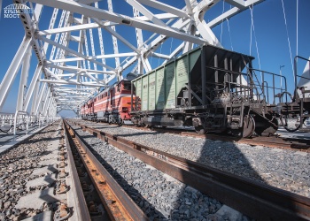 Железнодорожные конструкции Крымского моста испытывают тяжелой нагрузкой (видео)