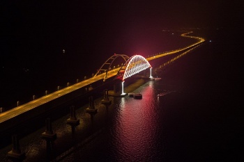 Строители тестируют подсветку ж/д части Крымского моста