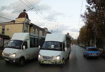 Водитель маршрутки в Керчи снес встречной машине зеркало заднего вида и уехал