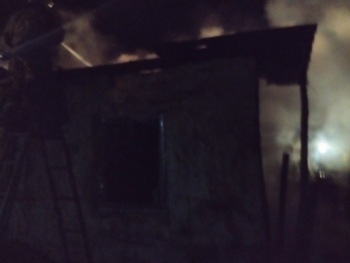 Новости » Криминал и ЧП: В Багерово два часа тушили пожар на территории частного дома