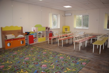 Новости » Общество: В новый корпус детсада «Звоночек» в Керчи уже завезли мебель и игрушки