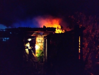 В Глазовке на территории частного дома сгорела хозпостройка