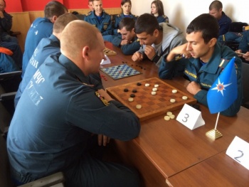 Новости » Общество: Керченские спасатели устроили между собой турнир по шашкам