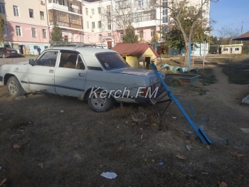 Новости » Криминал и ЧП: Автомобиль въехал в детскую площадку в Керчи