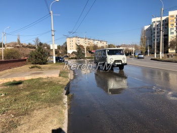 Новости » Коммуналка: Дорогу в районе КУОРа заливает чистой водой