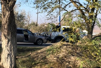 Новости » Криминал и ЧП: На ШГС в Керчи легковушка догнала внедорожник