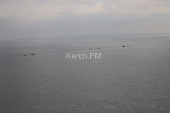 Задержанные украинские корабли направляются в сторону Крымского моста (видео)
