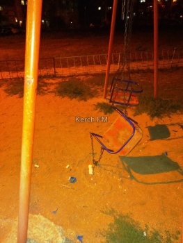 Детская площадка на Буденного: разломанные ограждения и оборванные качели