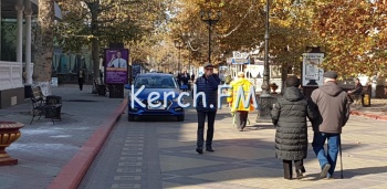 В Керчи водитель припарковал свой автомобиль посреди улицы Ленина