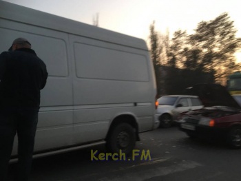 Напротив больницы по Вокзальному шоссе в Керчи произошло ДТП
