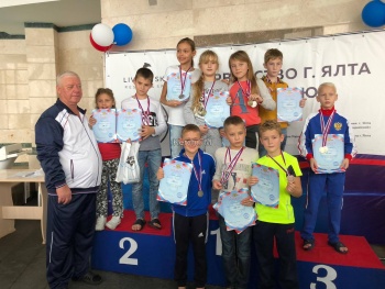 Керченские пловцы привезли 14 медалей с соревнований в Ялте