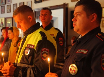 Новости » Общество: Керченские автоинспекторы зажгли свечи в память о погибших в ДТП