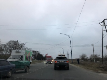 Новости » Криминал и ЧП: Электропровод по ШГС в Керчи упал на грузовик