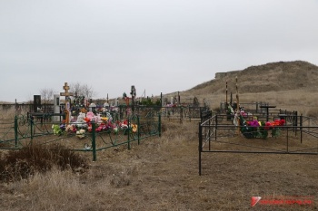 Ночью копают ямы и хоронят в 5 утра – жители рассказали о ситуации с кладбищем  в  Героевке